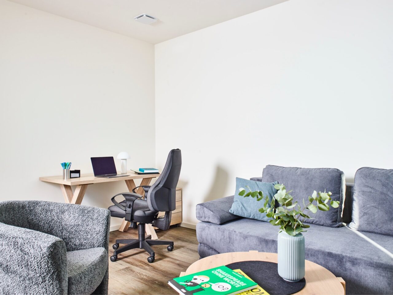 The Mingle Studentenwohnung, 2 Zimmer möbliert, Schreibtisch